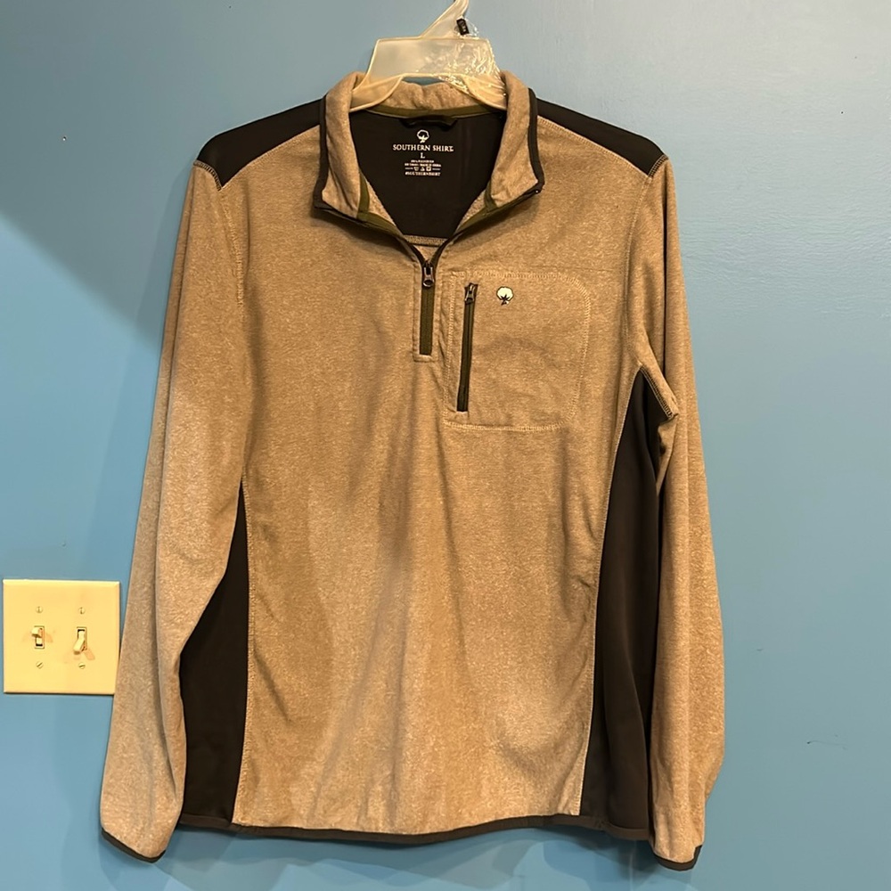Like new worn twice Southern Shirt Pullover size Men’s Large